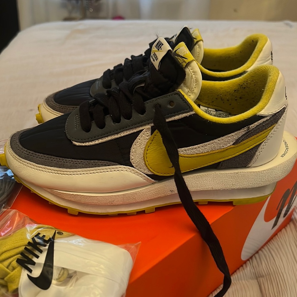 Nike sacai sneakers size 5 boys/ 6.5 woman